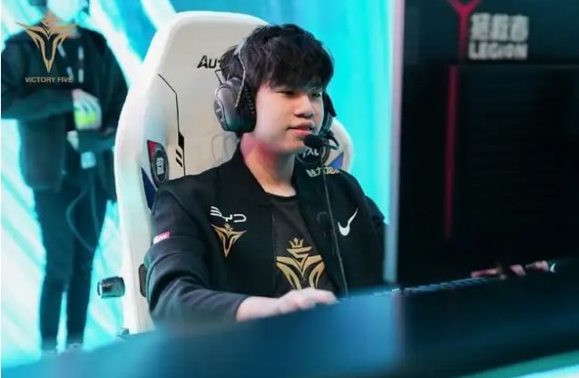 他不仅在前 他不仅在前